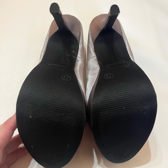 Never worn, Just Fab Gardenia platform heels. Silver/gray satin with bow. - Picture 3 of 6